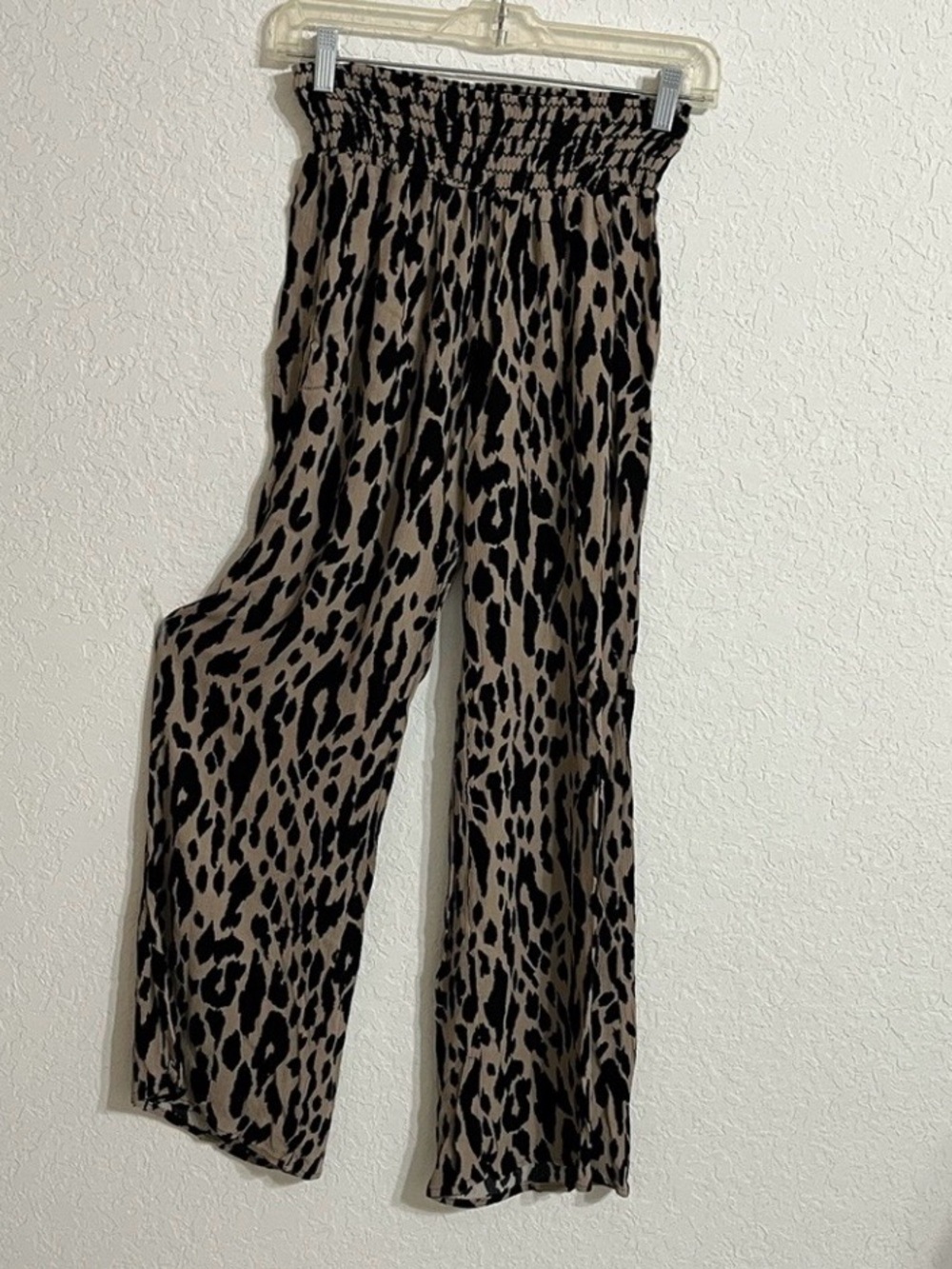 BBJ Los Angeles Leopard Print
Lightweight Pull On Smocked Pants Women's Size L